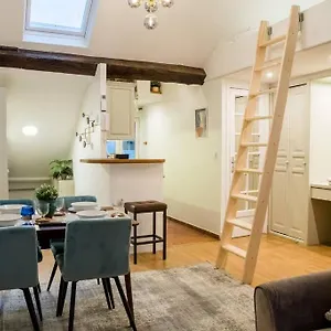 Spacious In Hyper Center - Smart Tv & Wifi - 4p Apartment